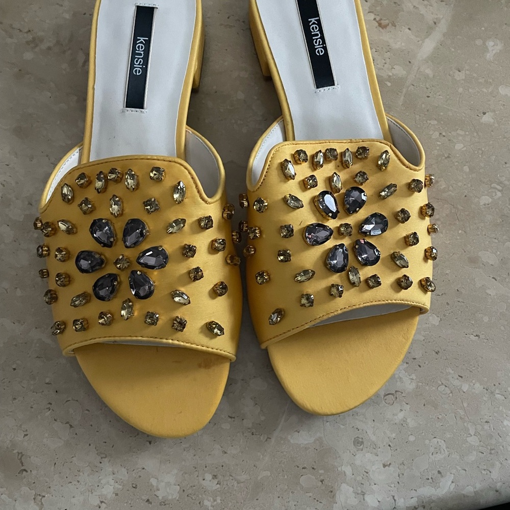 Kensie Yellow Floral Studded Sandals